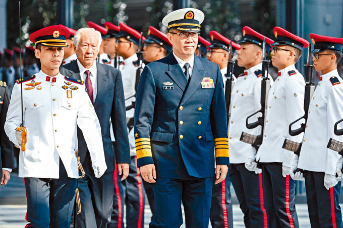 国防部部长董军（中）昨日抵达新加坡。
