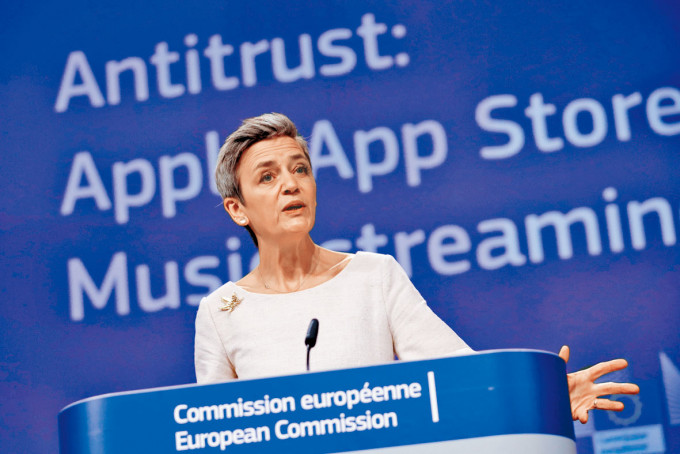 ■欧盟竞争事务专员韦斯特格周五在欧盟总部见记者。