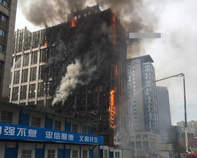 写字楼的20楼上下著火。网图