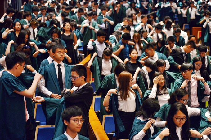 港大除消今年新生入学礼，新生穿上绿袍的一幕不再。资料图片