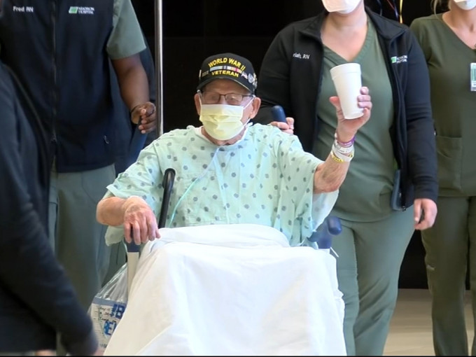104歲二戰老兵在在生日當天出院。