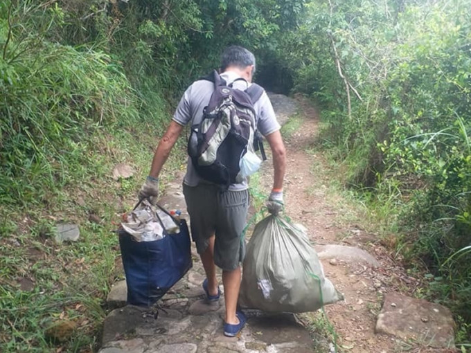 网民到小夏威夷径时，拍下了一名热心市民自发执垃圾。 Tin Cheong 图片