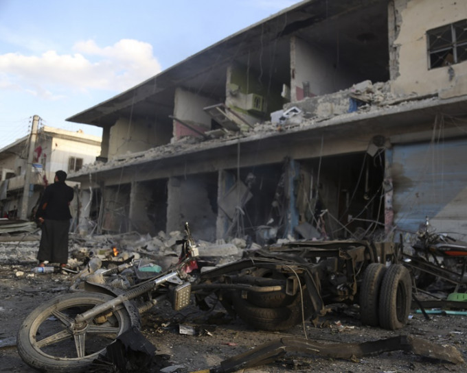 敘利亞東北部邊境城鎮泰勒艾卜耶德遭汽車炸彈爆炸襲擊。AP