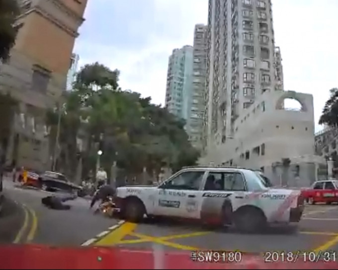 的士將電單車上的兩人撞飛。