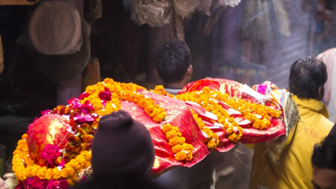 印度一名男子日前認領母親遺體後為其舉行後事，直至後來「復活」才證實認錯屍。iStock示意圖，非涉事人