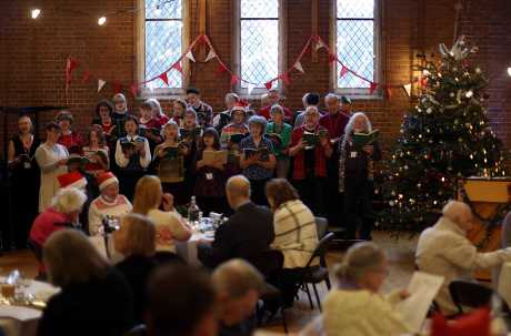 伦敦北部的杰克逊巷艺术中心合唱团在圣诞节为社区成员表演。路透社
