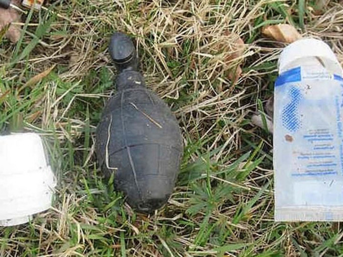 警方发现这袋「手榴弹」，袋子里还有保险套和润滑剂。
