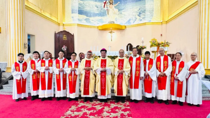 天主教香港教区主教周守仁等一行10人在汕头教区主教座堂共祭弥撒。（广东天主教 信德微讯）