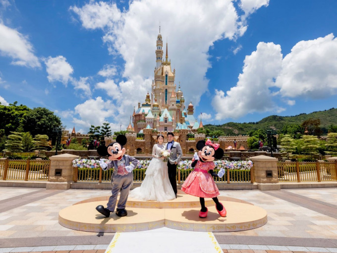 香港迪士尼乐园度假区首次推出「奇妙梦想城堡证婚典礼」。迪士尼图片