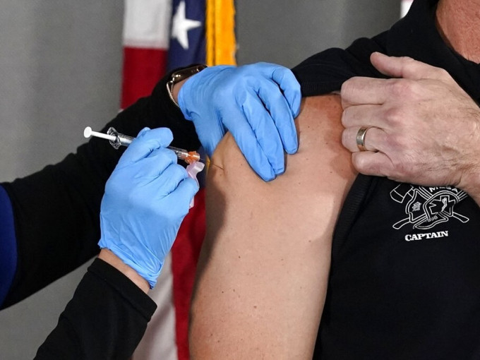 美国当局指完成接种新冠疫苗者，目前未有需要打加强针。AP资料图片