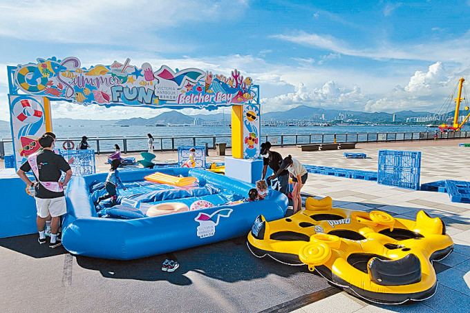 ■卑路乍湾海滨长廊为迎接暑假，换上新的「期间限定」装置。巨型水吸引孩童前来玩乐。