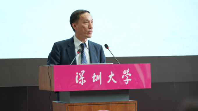陳信禧在深圳大學招聘講座向香港學生介紹特區政府提供的多元化就業機會。政府新聞處