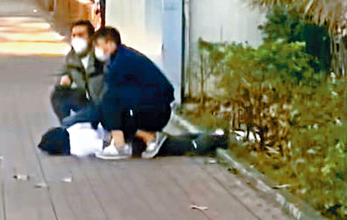 探員將一名南亞裔男子制服在地上，並鎖上手銬。