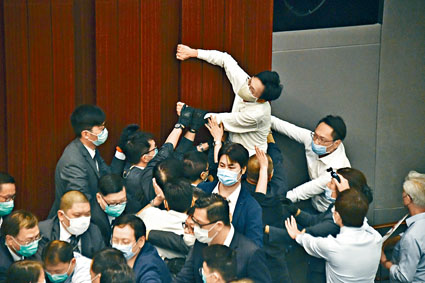 ■陸頌雄(右一)試圖阻止朱凱迪攀牆，接近李慧琼。