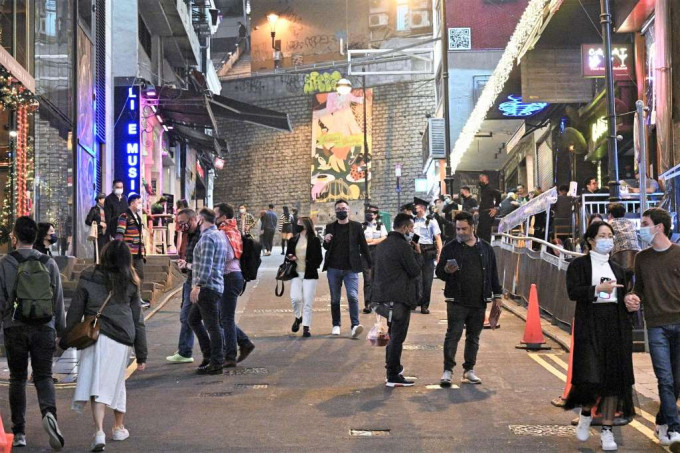 配合平安夜市民庆祝活动，多种公共交通工具延长服务时间。