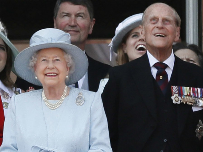 英女皇伉俪会在数周内接种疫苗。AP资料图片