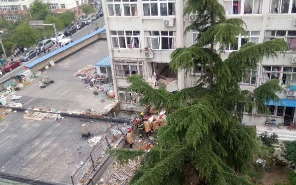 青島市市南區仙居路一住宅大樓發生爆炸。　網上圖片