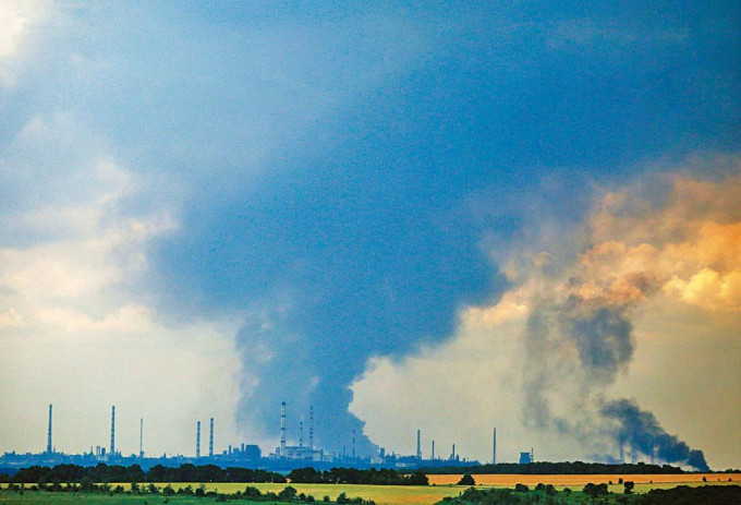 烏克蘭東部的一座煉油廠周四遇襲冒出濃煙。