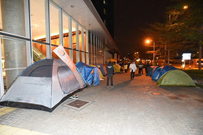 示威者通宵在立法會大樓外紮營留守。資料圖片