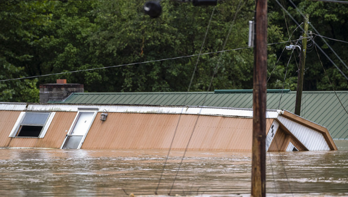 美国肯塔基州严重洪灾，数百所房屋被毁。AP