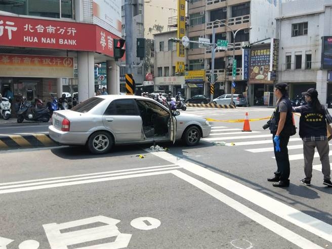 台南市警方埋伏通緝犯，嫌疑犯開車拒捕拖行員警，警方開槍制止，嫌犯中彈送醫身亡。(網圖)