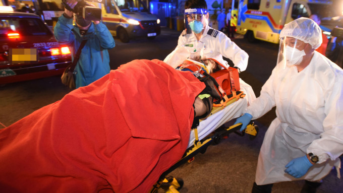 单车男由救护车送往伊利沙伯医院抢救。黄文威摄
