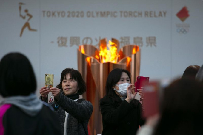 受疫情影响东京奥运圣火在福岛县的传送活动需要大规模缩减，目前作为复兴之火，在东日本大地震遭灾最为严重的3个县进行巡回展示。AP