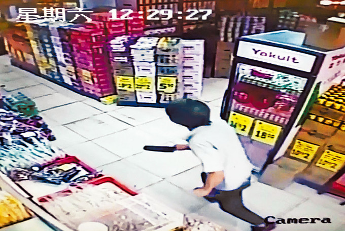 ■吸毒汉李浩庭前年持刀斩伤超市店长，最后遭警员击毙。