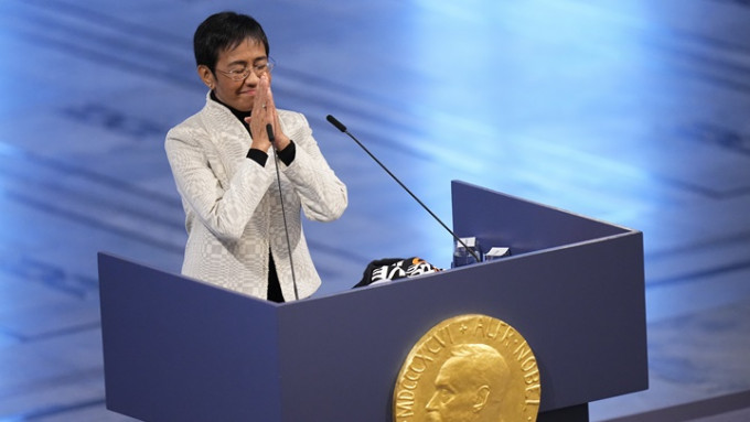 雷萨在诺贝尔奖颁奖礼上批评美国科网巨企。AP图片