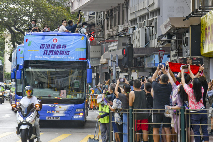 香港代表团参加巴士胜利巡游。 本报记者摄