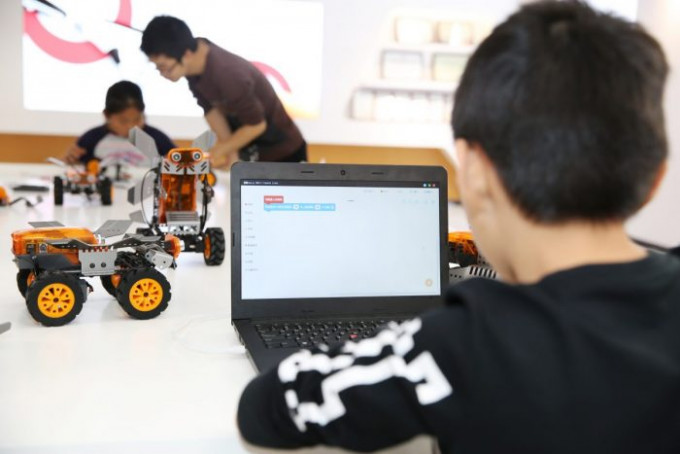 大湾区共同家园青年公益基金及大湾区共同家园投资有限公司主办的「GenRobo机械新人类」为中一至中三的基层学童，提供免费基础人工智能训练课程。