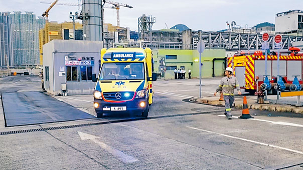 將軍澳生物柴油廠房兩工人燒焊時搶火爆炸重傷，由救護車送院。