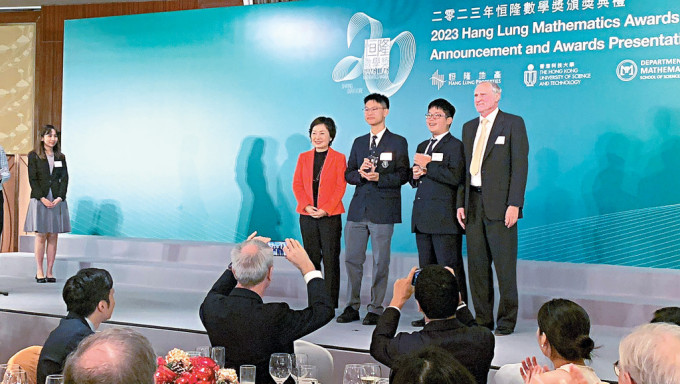 首次参赛的哈罗香港国际学校勇夺冠军宝座，由教育局局长蔡若莲（左1）颁发奖项。