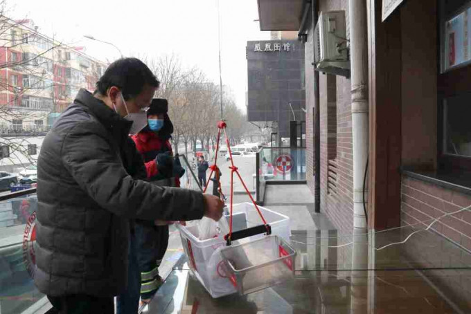 北京網紅炸糕店，推出「蕩鞦韆」零接觸售賣方式。
