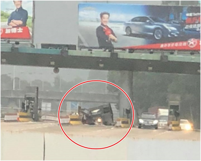 貨車撞毀收費亭（紅圈）。fb「‎馬路的事討論區」網民Bi Bi So攝