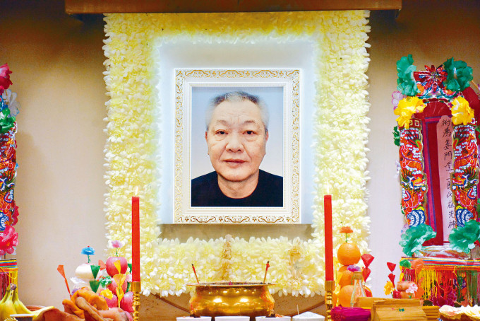 王锺前晚设灵，昨日举殡。
　　