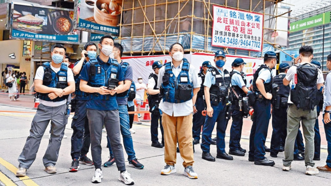 俗稱「藍背心」的警察傳媒聯絡隊，致力協調傳媒採訪與前線警務人員順利執法。