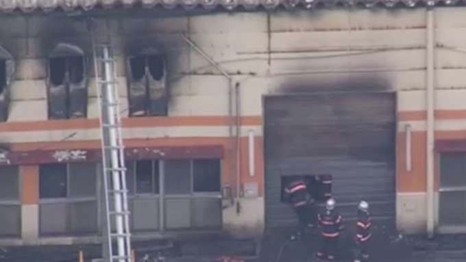 食品廠大火消防員通宵撲救。NHK截圖