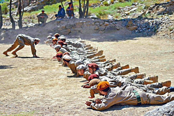 ■一批反塔利班新成員，上周六在阿富汗潘傑希爾谷地接受軍事訓練。