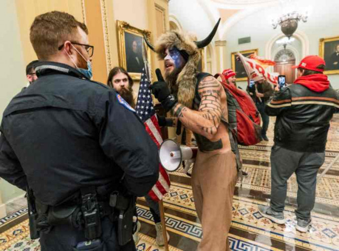 錢斯利穿上民族服裝及戴上牛角帽闖入國會。AP
