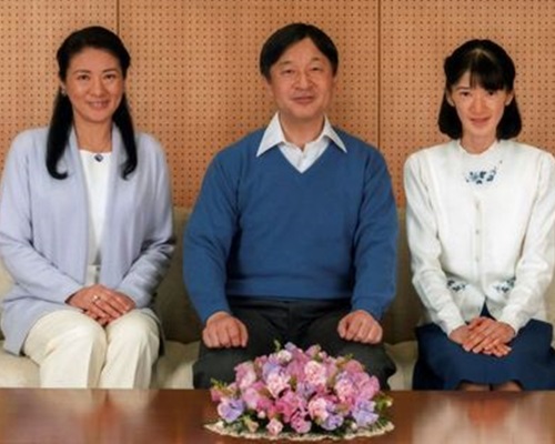 日本皇室发布的官方照片见到相中的爱子公主(右)十分瘦削。AP