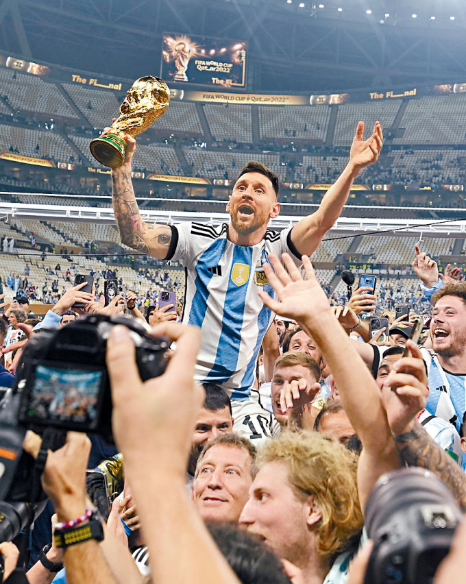 阿根廷國家足球隊擊敗法國隊，第三度奪得世界盃冠軍，隊長美斯所穿的十號國家隊球衣亦掀起搶購潮。