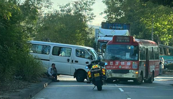 一辆货Van与小巴发生相撞，至少9人受伤。fb「香港突发事故报料区」图片