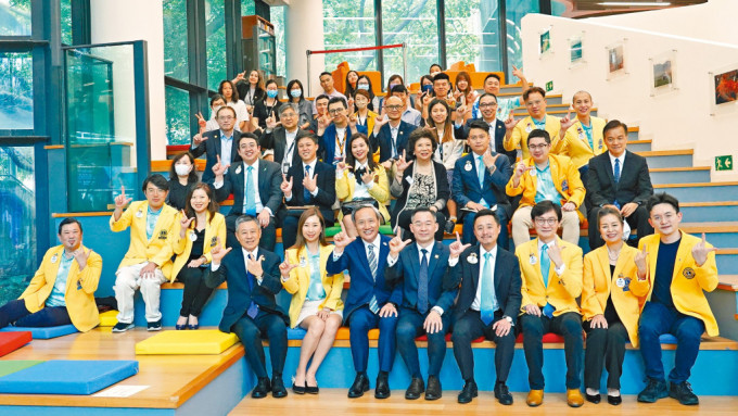香港高等教育科技学院（高科院）校长刘建德教授（第一行左四）强调，高科院将继续与业界伙伴保持紧密的联系，以支援香港工业的发展。