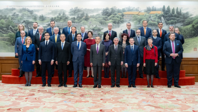 外交部部长王毅(前中)前天在北京集体会见欧盟及各成员国驻华使节。新华社　