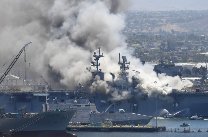 美国海军两栖攻击舰「好人理查号」发生爆炸。AP