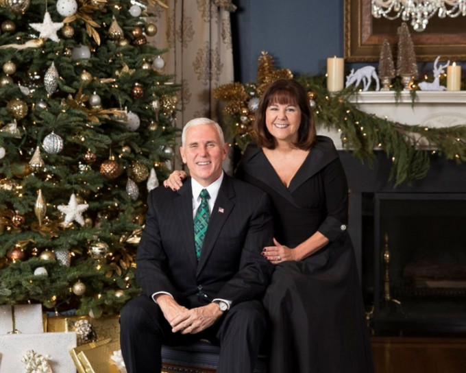 彭斯及夫人的聖誕官方照片。白宮