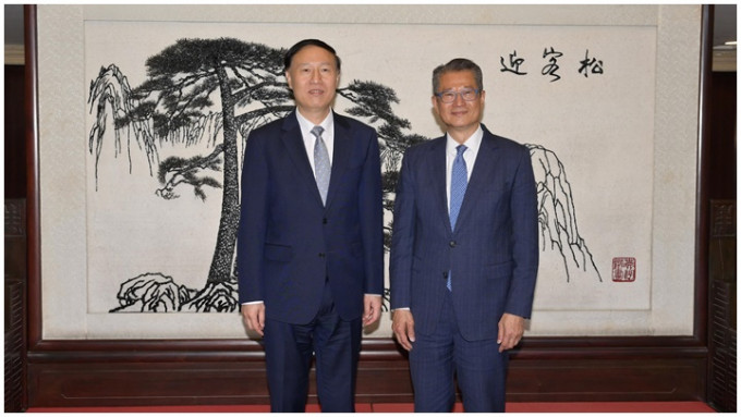 陈茂波（右）与国务院国有资产监督管理委员会副主仼赵世堂（左）会面。