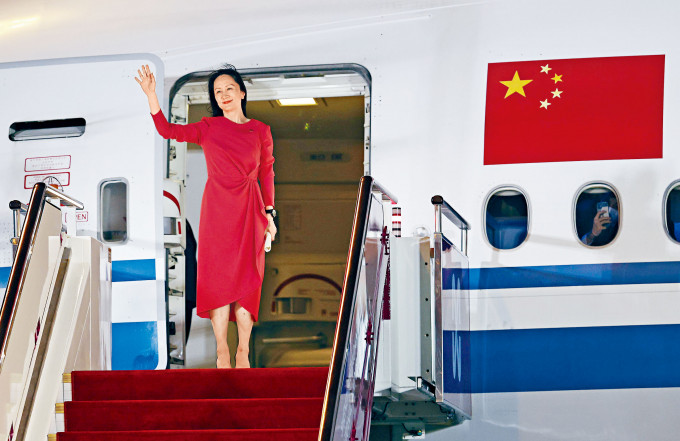 ■孟晚舟乘坐中国政府包机，约晚上十时抵达深圳宝安国际机场，离开机舱时挥手。