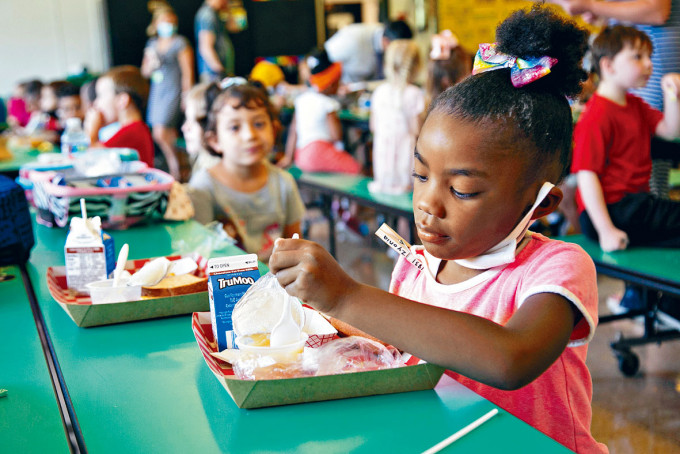 肯塔基州路易斯维尔小学生在学校饭堂用餐。
